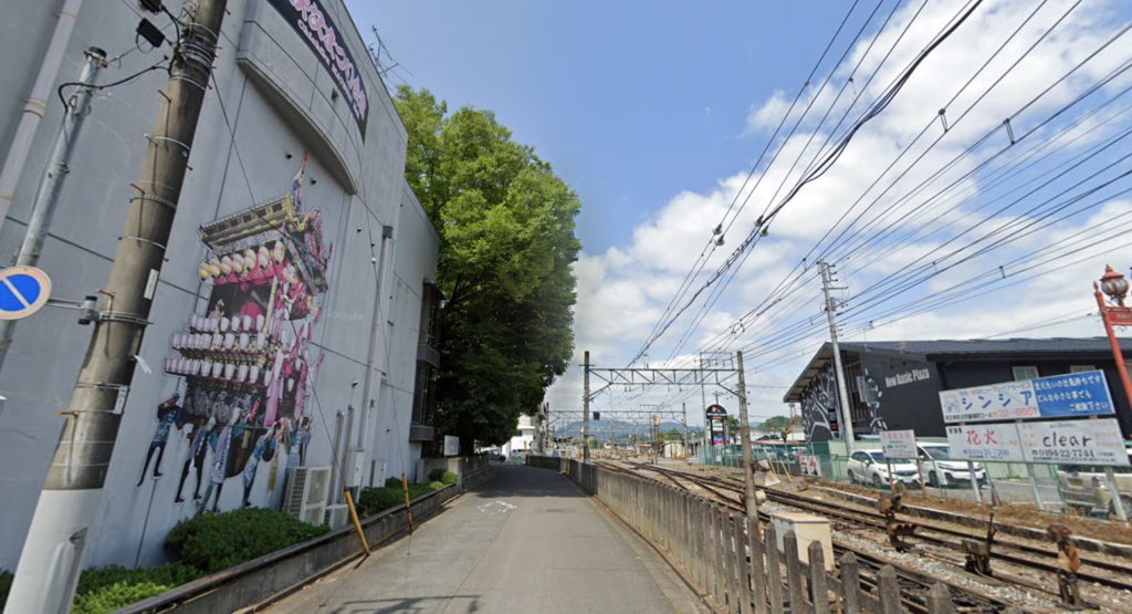 あの花の聖地 秩父まつり会館裏の秩父鉄道線路沿いの柵