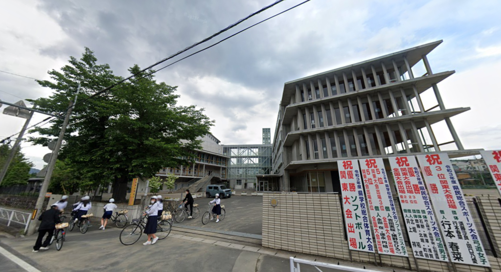 あの花の聖地 秩父第一中学校 緑ヶ丘高校のモデルとなった校門と校舎