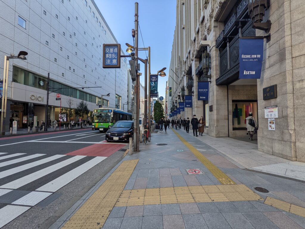 新宿 3丁目東交差点