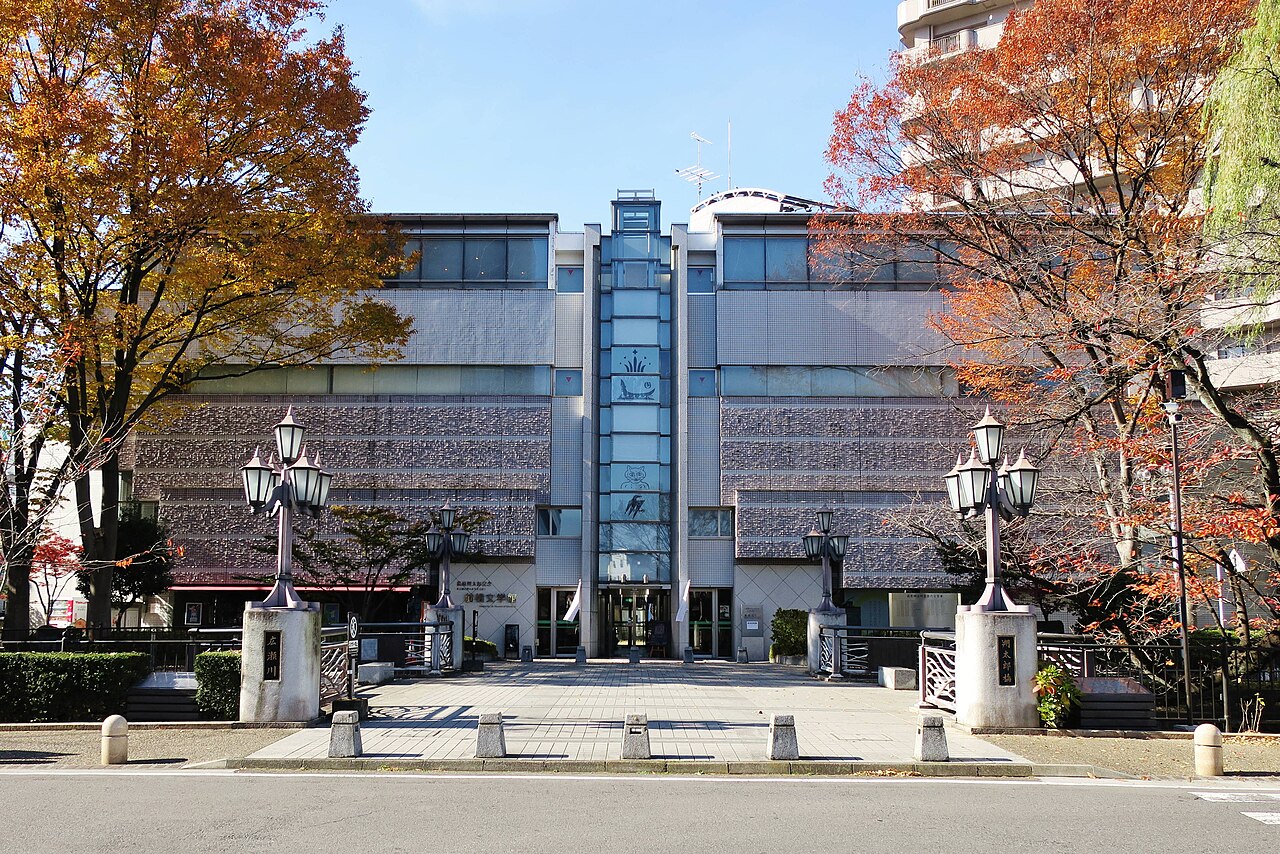 広瀬川沿いに建つ前橋文学館
