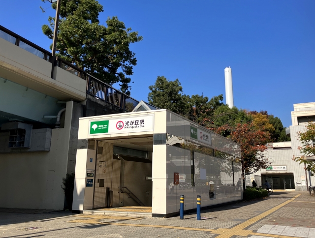 東源安基巡礼の拠点である光が丘駅の入り口。駅名と38という番号が記された看板が掲げられている。.